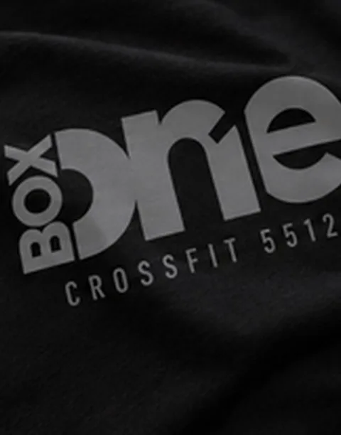 Box One-tryk på ryggen af t-shirten i kulsort