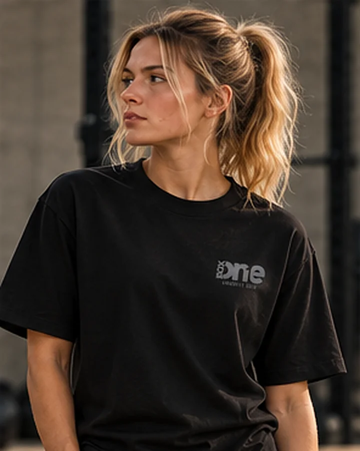 Oversized Box T-shirt i kulsort på en kvinde i Box One