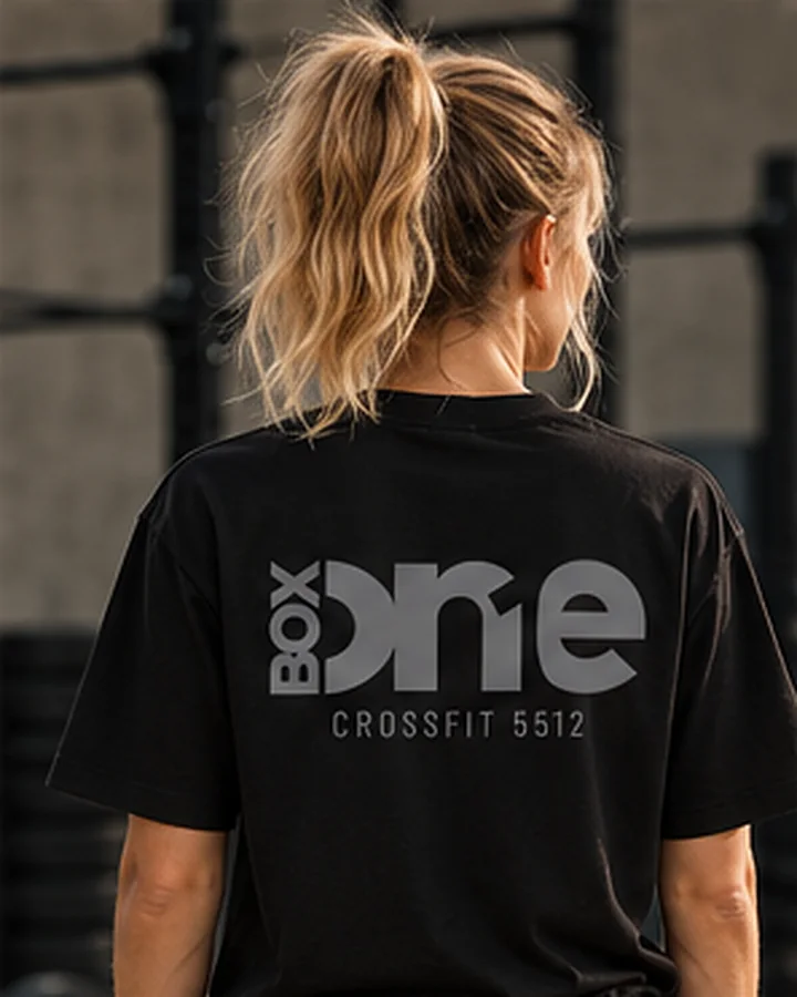 Oversized Box T-shirt i kulsort på en kvinde set bagfra