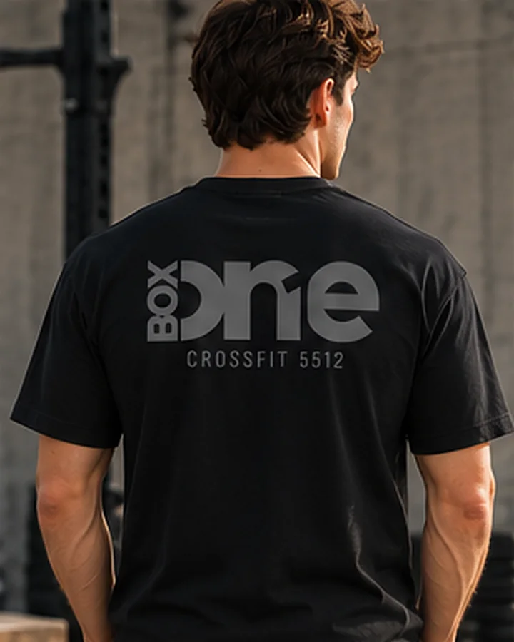 Classic T-shirt i kulsort set bagfra med Box One-print