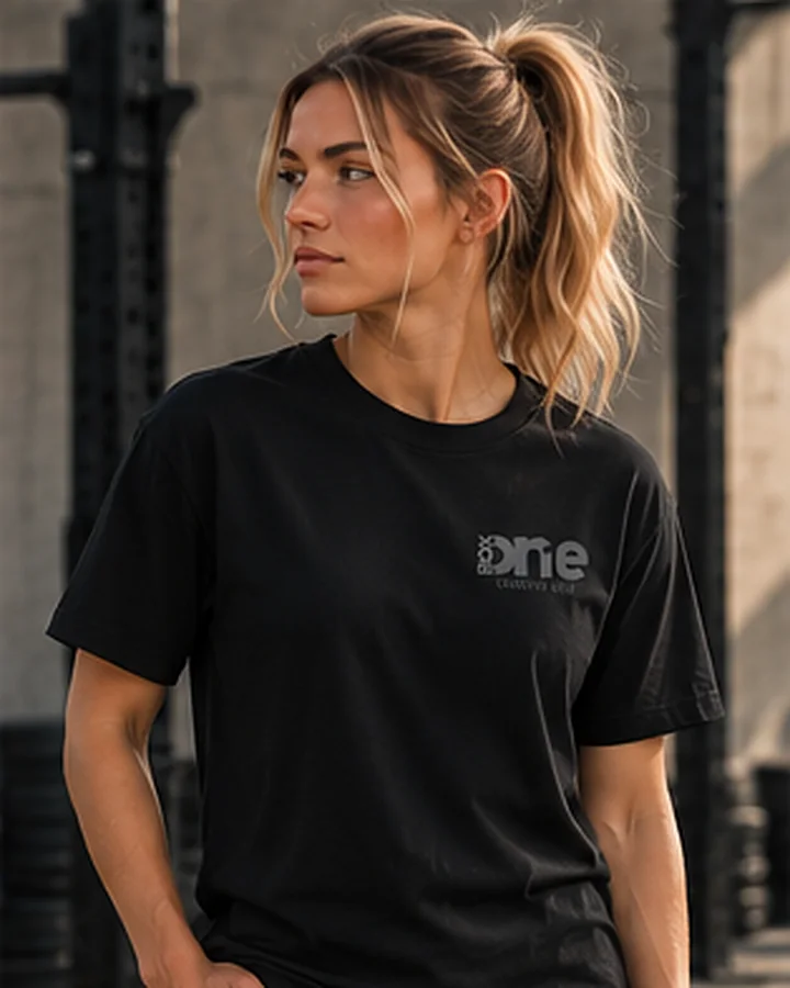 Classic T-shirt i kulsort på en kvinde i Box One