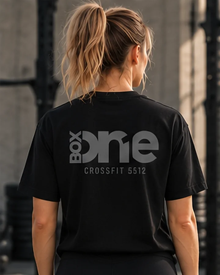 Classic T-shirt i kulsort på en kvinde set bagfra