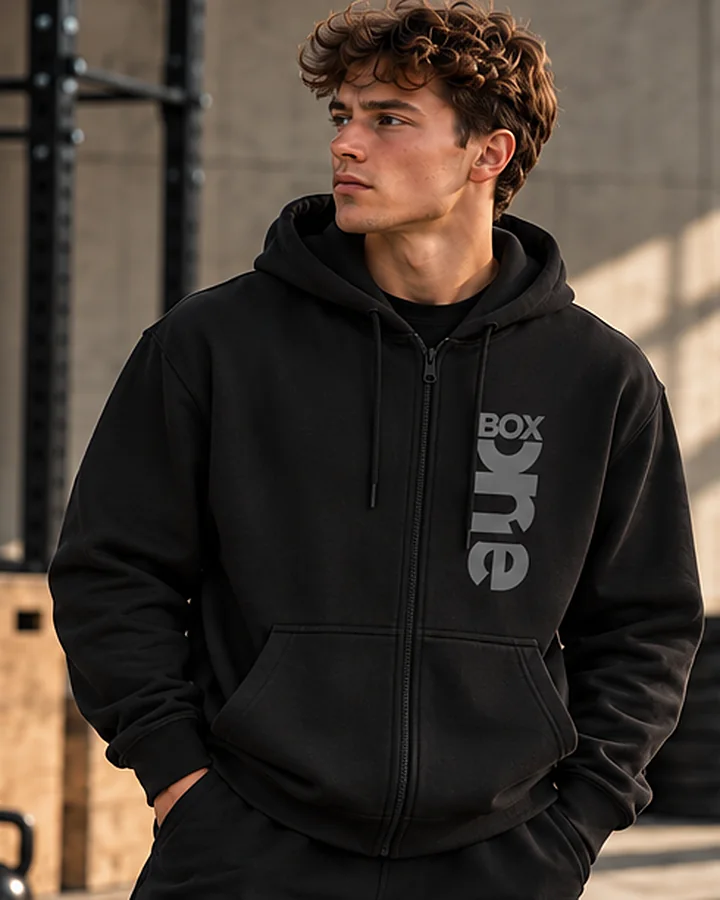 Oversized Zip Hoodie i kulsort på en mand i Box One