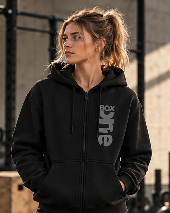 Oversized Zip Hoodie i kulsort på en kvinde i Box One