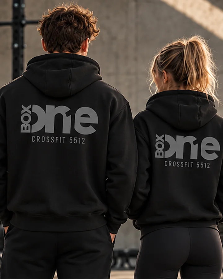 To personer i Oversized Zip Hoodie i kulsort set bagfra med Box One-print