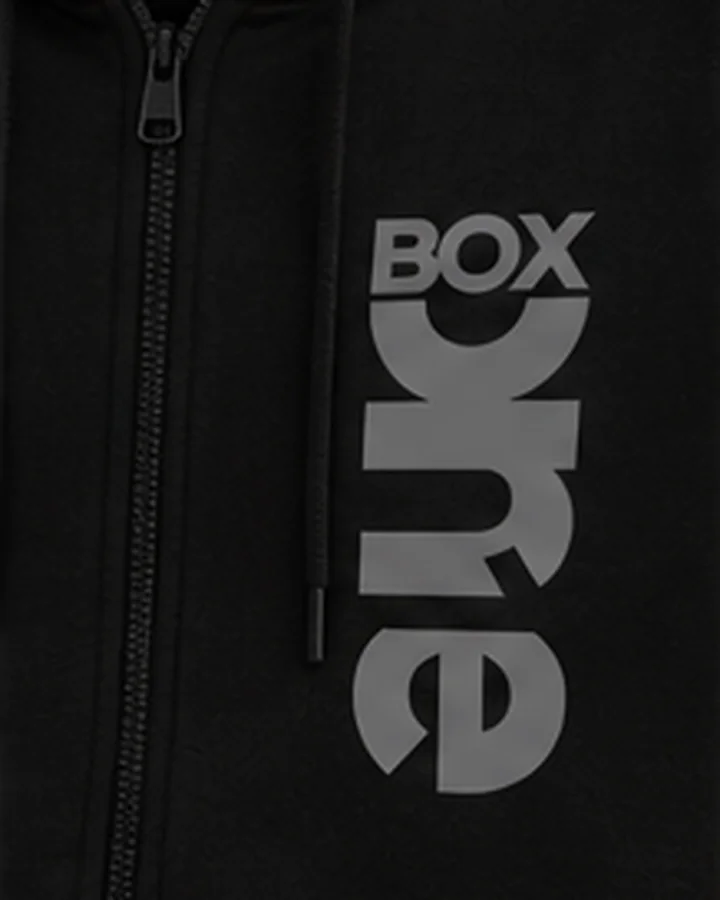 Det lodrette Box One-print på forsiden af hoodien i kulsort