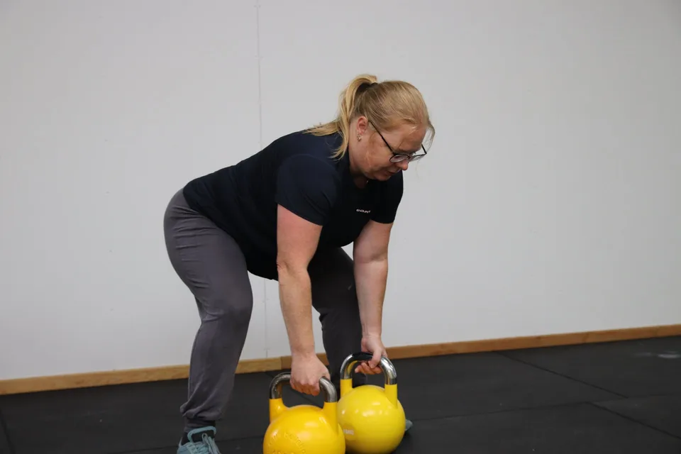 Box One Roskilde — kvinde fokuseret med kettlebells
