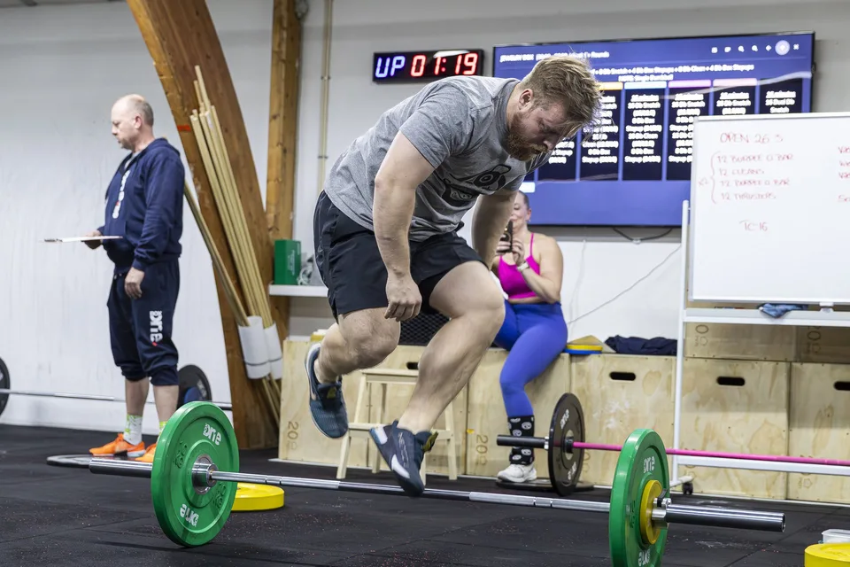 Box One Roskilde — mand laver kassehop i CrossFit-træning