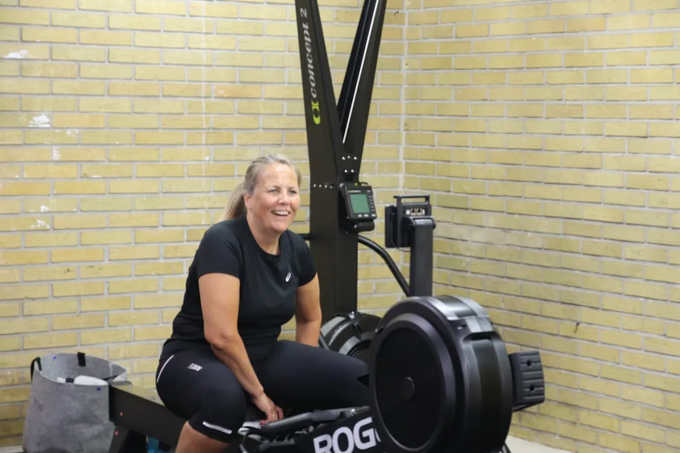 Box One Roskilde — smilende kvinde på roer