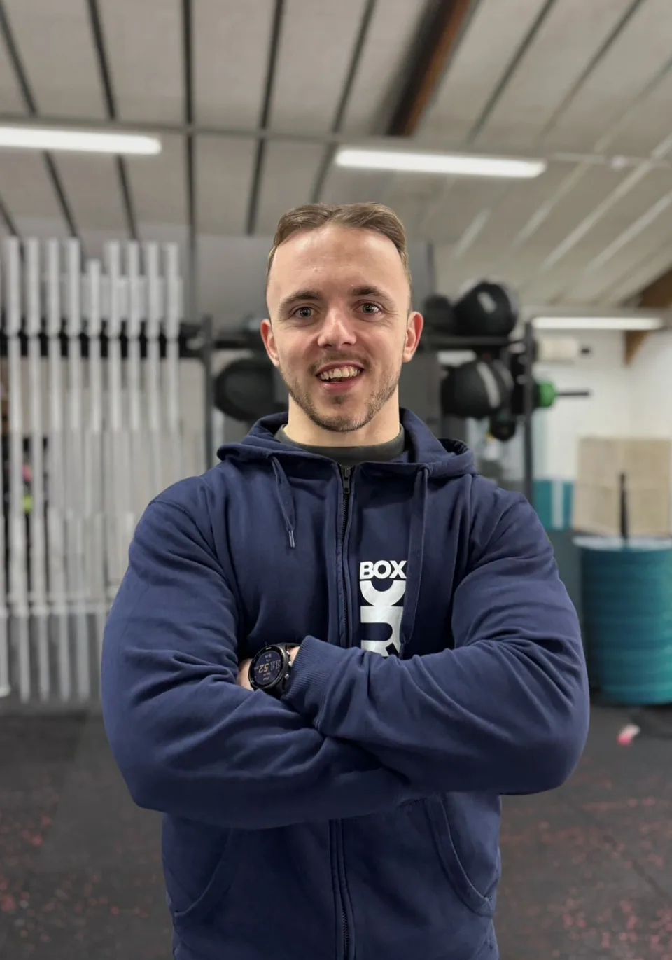 Anders Bagger, holdunderviser hos Box One, fotograferet foran den samme grå baggrund som resten af holdet.