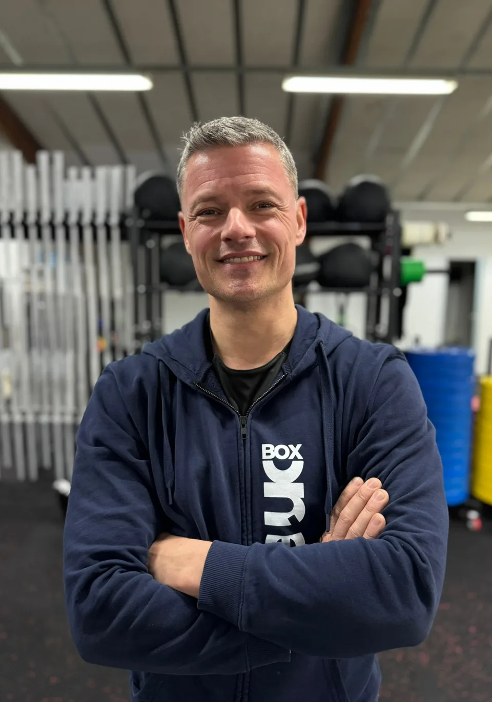 Peder Reuther, medejer hos Box One, fotograferet foran den samme grå baggrund som resten af holdet.