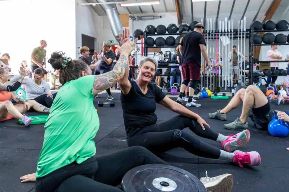 To kvinder giver hinanden en highfive under holdtræning i Box One.
